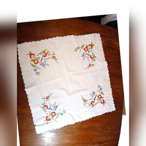 Vintage Tablecloth Embroidery & Scalloped Edge
